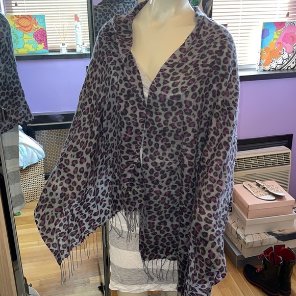 La Florentine animal print 💯 cashmere scarf/wrap
